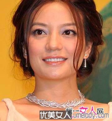 步入职场后少不了参加一些party之类的活动，这个时候就得配合礼服选择适合的发型。刚入职场的女生可以挑选略带小女人味的盘发，即端庄又适合符合自己的年龄气质。