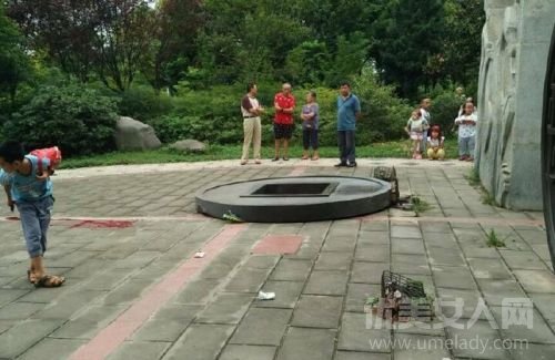 大一新生报到铁板砸中身亡 飞来横祸令人惋惜