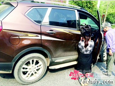 丈夫猝死妻子遮阳 网友:既感动又难受
