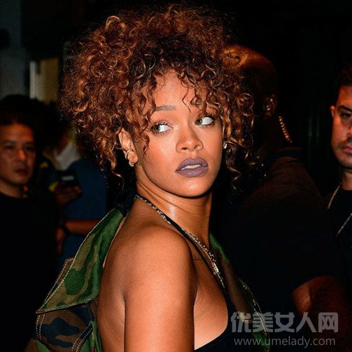 Rihanna灰色唇妆
