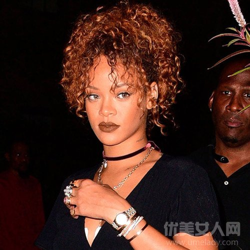Rihanna棕色唇妆