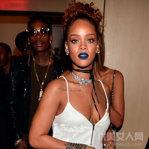 Rihanna蓝色唇妆