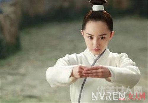 杨幂以往发际线对比_听说杨幂要去植发?学会这五招拯救发髻线后移