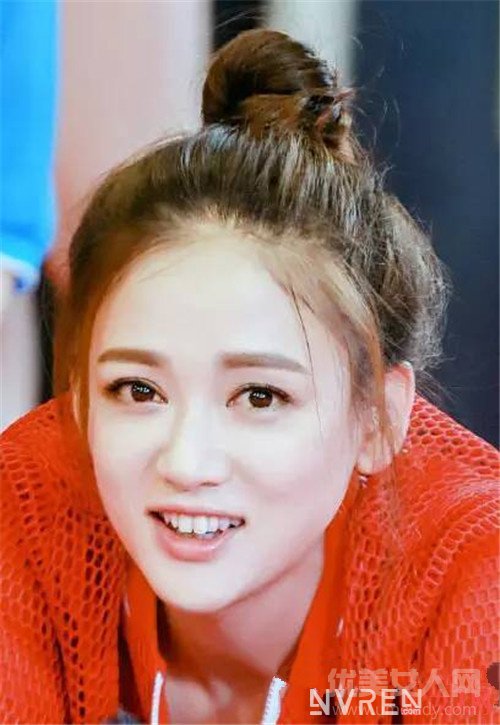 蓬松丸子头介绍_2017年最美发型 爱美的你是时候换一波发型了