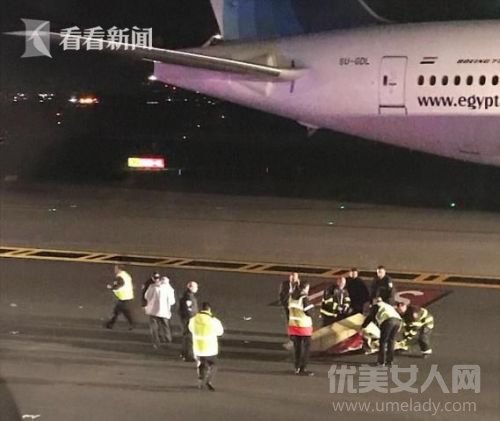客机等待起飞遭撞现场图片：两架飞机剧烈碰撞半个机翼都没了